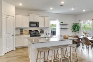 Η κουζίνα ή μικρή κουζίνα στο 12 Mi to UT and Downtown Austin Family Home with Yard