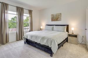 Ένα ή περισσότερα κρεβάτια σε δωμάτιο στο 12 Mi to UT and Downtown Austin Family Home with Yard