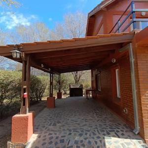 toldo sobre la entrada de un edificio de ladrillo en Cabañas Peñihue, en Carpintería