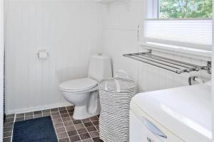 Un baño de 1003-Stege-Ildtornvej-7 22 fotos más