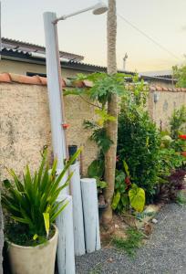 una recinzione bianca di fronte a una casa con piante di Apartamento 2 a Arroio do Silva