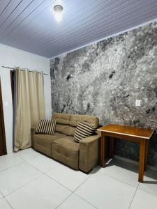 un soggiorno con un divano e un tavolo di Apartamento 2 a Arroio do Silva