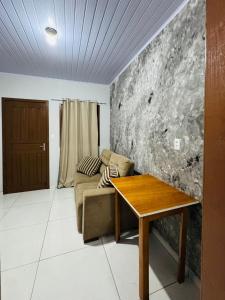 un soggiorno con un divano e un tavolo di Apartamento 2 a Arroio do Silva