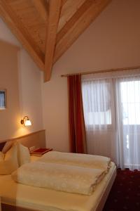 ein Hotelzimmer mit einem Bett und einem Fenster in der Unterkunft Haflingerhof in Fiss