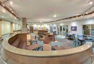 una hall con bar con tavoli e sedie di Holiday Inn Express Monticello by IHG a Monticello