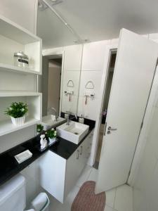 Bom SucessoSerra Stay *Petrópolis*的带水槽和马桶的白色浴室 更多85张照片