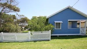 伯马吉Blue Bermi Beach House - 10 Barragoot Street的蓝色房子,带白色的栅栏