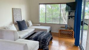 伯马吉Blue Bermi Beach House - 10 Barragoot Street的客厅里有一张沙发和一张桌子。