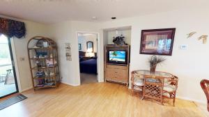 Μια τηλεόραση ή/και κέντρο ψυχαγωγίας στο River Creek 1 Unit 401