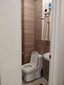 un baño con inodoro y lavabo en Xybel Studio, en Baguio