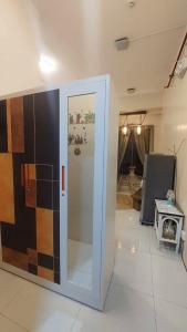 Habitación con puerta de cristal en una habitación en Xybel Studio, en Baguio 1 foto más