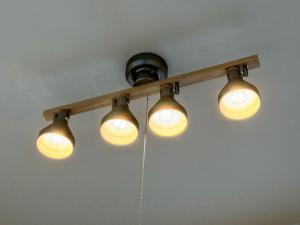 SUNCOURT Komachi في هيروشيما: مجموعة من الأضواء المتدلية من السقف