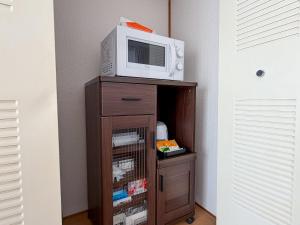 SUNCOURT Komachi في هيروشيما: ميكروويف موضوع فوق خزانة خشبية +23 صورة