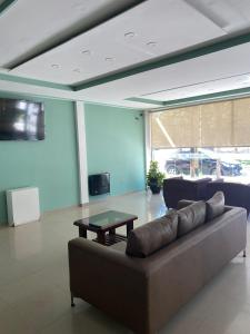 un soggiorno con un divano e un tavolo di Hotel Paraiso Termal a Termas de Río Hondo Altre 7 foto