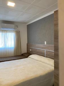 una camera da letto con un letto grande in una stanza di Hotel Paraiso Termal a Termas de Río Hondo