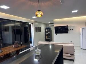 Foto de Espaço aconchegante com piscina e area gourmet