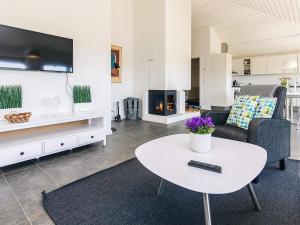 Μια τηλεόραση ή/και κέντρο ψυχαγωγίας στο 5 person holiday home in Karrebaeksminde