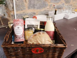 un cesto pieno di cibo e bevande su un tavolo di The Snug a Y Felinheli