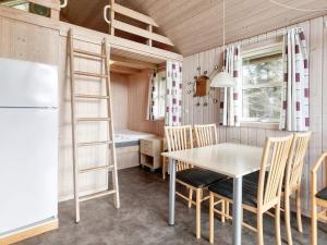 una cucina e una sala da pranzo con tavolo e scala di vast cabin in camping resort a Sønder Rubjerg Altre 16 foto