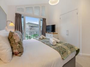 um quarto com uma cama grande e uma janela grande em Lodge 74 Una em Carbis Bay mais 45 fotografias