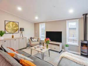 Televiisor ja/või meelelahutuskeskus majutusasutuses 38 At The Sanctuary Lodges - Uk50850