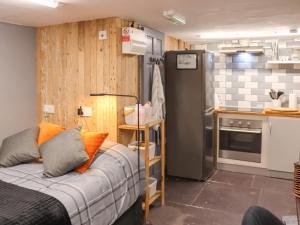 Piccola camera con letto e cucina. di The Snug a Y Felinheli