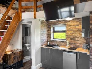 una cocina con fregadero y encimera en The Old Weighbridge, en Fulstow