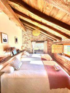 eine Gruppe von 4 Betten in einem Zimmer in der Unterkunft Cabaña Los Caballos 