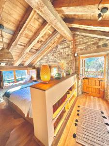 Cabaña Los Caballos的一间带床和石墙的卧室