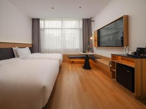 Μια τηλεόραση ή/και κέντρο ψυχαγωγίας στο Clouds April Hotel, Dianchi South Asia Style First City Branch