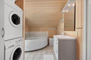 y baño con bañera, lavabo y lavadora. en HA141-Hals-Gyvelvej-3-B, en Hals 12 fotos más
