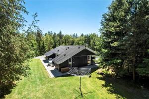 una vista aérea de una cabaña en el bosque en HA141-Hals-Gyvelvej-3-B, en Hals