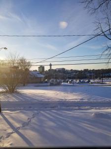 un parcheggio coperto di neve con una città sullo sfondo di Grand View - Walk to Falls, Casino & Attractions a Niagara Falls