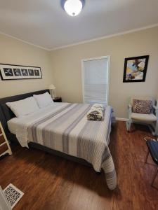 una camera da letto con un letto e una sedia di Grand View - Walk to Falls, Casino & Attractions a Niagara Falls Altre 7 foto