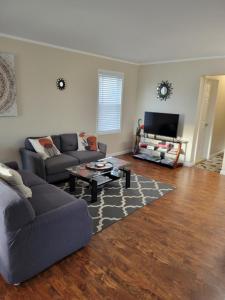 un soggiorno con un divano e un tavolo di Grand View - Walk to Falls, Casino & Attractions a Niagara Falls