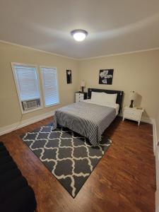 una camera con letto e tappeto di Grand View - Walk to Falls, Casino & Attractions a Niagara Falls