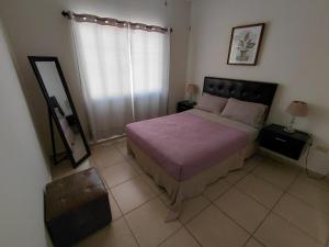 Ένα ή περισσότερα κρεβάτια σε δωμάτιο στο Amplia residencia con acceso privado