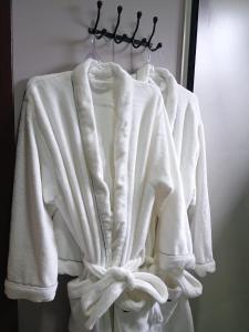 a white sweater is hanging on a rack at Espaço Isha Canelinha in Canelinha