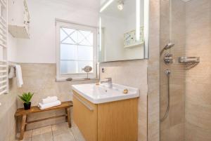 a bathroom with a sink and a shower at Whg Dynamique in Zingst