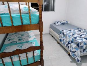 Ένα ή περισσότερα κρεβάτια σε δωμάτιο στο casa praia matinhos