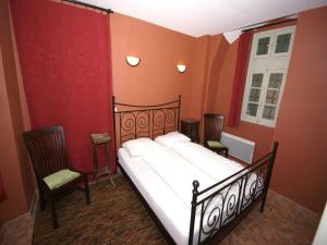 瑟瑞尔恩尚特Charming house in Serrières-en-Chautagne的一间带床和红墙的卧室 更多29张照片