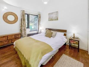 Un pat sau paturi într-o cameră la The Mill +12 fotografii