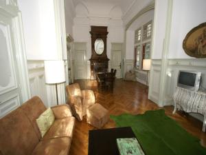 瑟瑞尔恩尚特Charming house in Serrières-en-Chautagne的带沙发和祖父钟的客厅