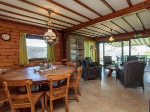 Χώρος καθιστικού στο Rendeux Valley View Retreat