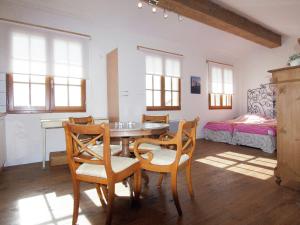 Ένα ή περισσότερα κρεβάτια σε δωμάτιο στο Cozy Cottage in Roussines, Dordogne +32 φωτογραφίες