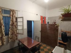 una sala da pranzo con un tavolo e una finestra di Dpto 2 personas a Villa María