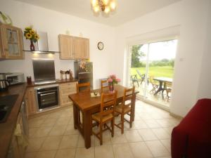 Kuchyň nebo kuchyňský kout v ubytování Holiday Home in Crux-la-Ville near Lake + 34 fotografií