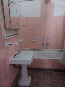 un bagno con lavandino e vasca da bagno di Dpto 2 personas a Villa María