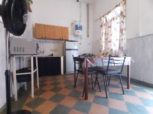 una cucina con un tavolo e sedie in una stanza di Dpto 2 personas a Villa María