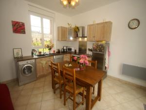 Kuchyň nebo kuchyňský kout v ubytování Holiday Home in Crux-la-Ville near Lake